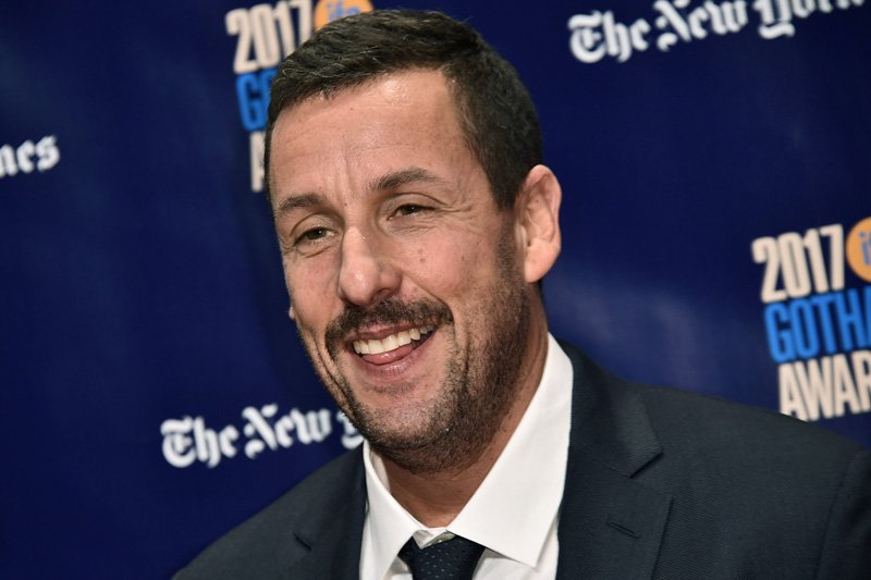 亞當山德勒 (Adam Sandler) 以未切割寶石首次亮相 A24