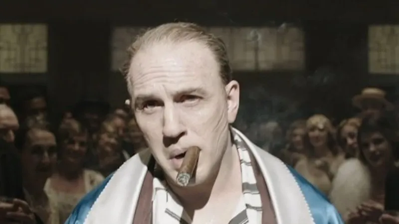 湯姆哈迪 (Tom Hardy) 在 Fonzo 的新照片中扮演阿爾卡彭 (Al Capone)！