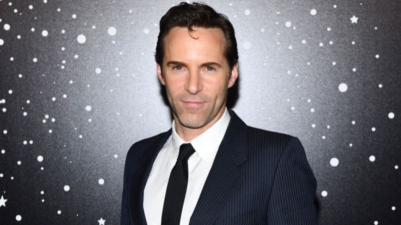 亞歷桑德羅·尼沃拉 (Alessandro Nivola) 飾演《黑道家族》前傳電影迪基·莫爾蒂桑蒂 (Dickey Moltisanti)