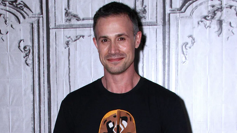 CW 的南希德魯 (Nancy Drew) 飛行員增加了小弗雷迪普林茲 (Freddie Prinze Jr.) 飾演卡森德魯 (Carson Drew)