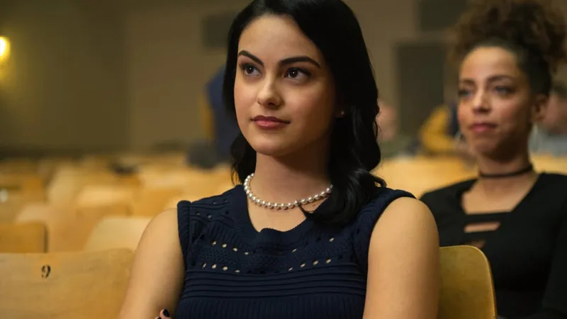 Riverdale 的 Camila Mendes 登上棕櫚泉喜劇片《意外之財》和安迪薩姆伯格 (Andy Samberg)