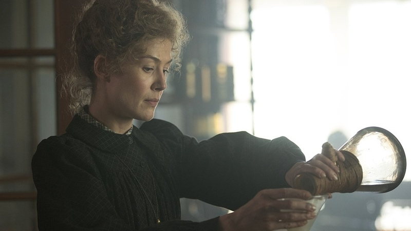 裴淳華 (Rosamund Pike) 在 Studiocanal 的放射性預告片中飾演瑪麗居禮 (Marie Curie)