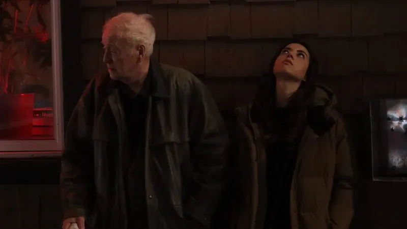 暢銷書預告片以奧布瑞·普拉扎 (Aubrey Plaza) 和邁克爾·凱恩 (Michael Caine) 的混亂圖書巡演為特色