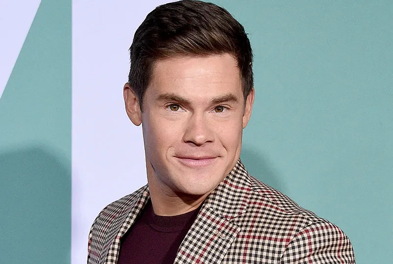 亞當迪瓦恩 (Adam Devine) 將領銜孔雀連續劇《完美音調順序》(Order of Pitch Perfect) 的頭條新聞