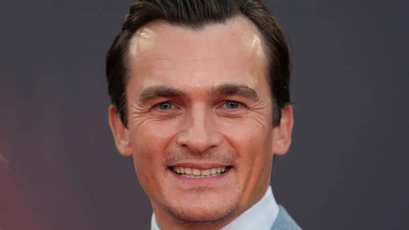 扎克·施奈德 (Zack Snyder) 的 Netflix 電影《反叛月亮》(Rebel Moon) 新增魯珀特·弗蘭德 (Rupert Friend) 飾演主要反派