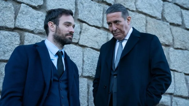 塞倫希德 (Ciarán Hinds) 與查理考克斯 (Charlie Cox) 聯手出演 Netflix 間諜劇迷你劇《叛國》