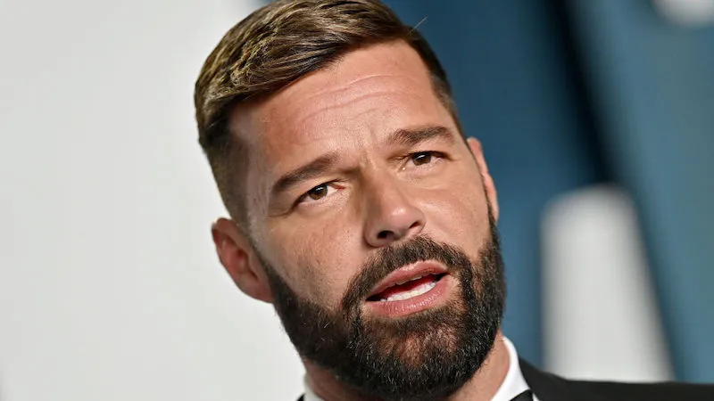 瑞奇馬汀 (Ricky Martin) 與克莉絲汀薇格 (Kristen Wiig) 共同演出蘋果公司的《美國夫人派》系列