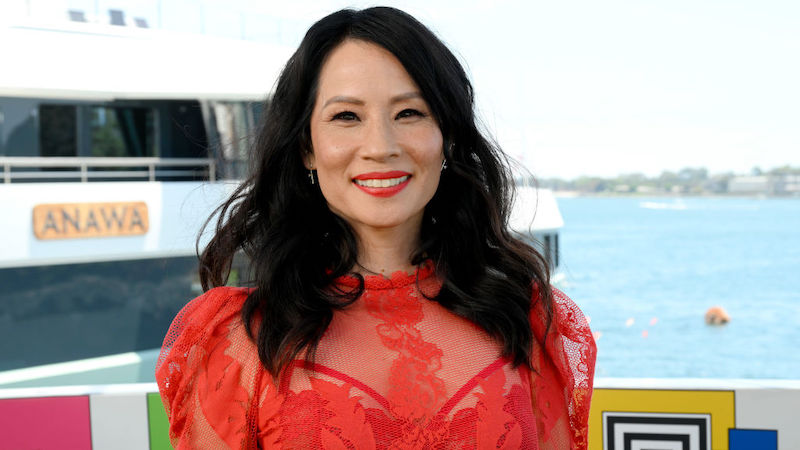 紅色一號：劉玉玲 (Lucy Liu) 與道恩強森 (Dwayne Johnson) 一起出演亞馬遜的假日動作喜劇