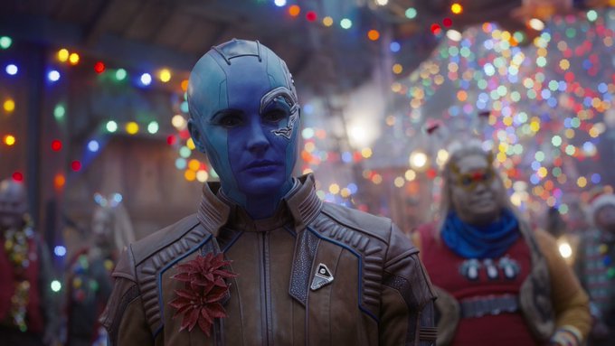 詹姆斯古恩 (James Gunn) 在 GotG 假日特輯中詳細介紹了星雲如何獲得火箭的禮物